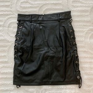 AMMO X AKIRA LET'S STAY TOGETHER PLEATHER LACE UP MINI SKIRT